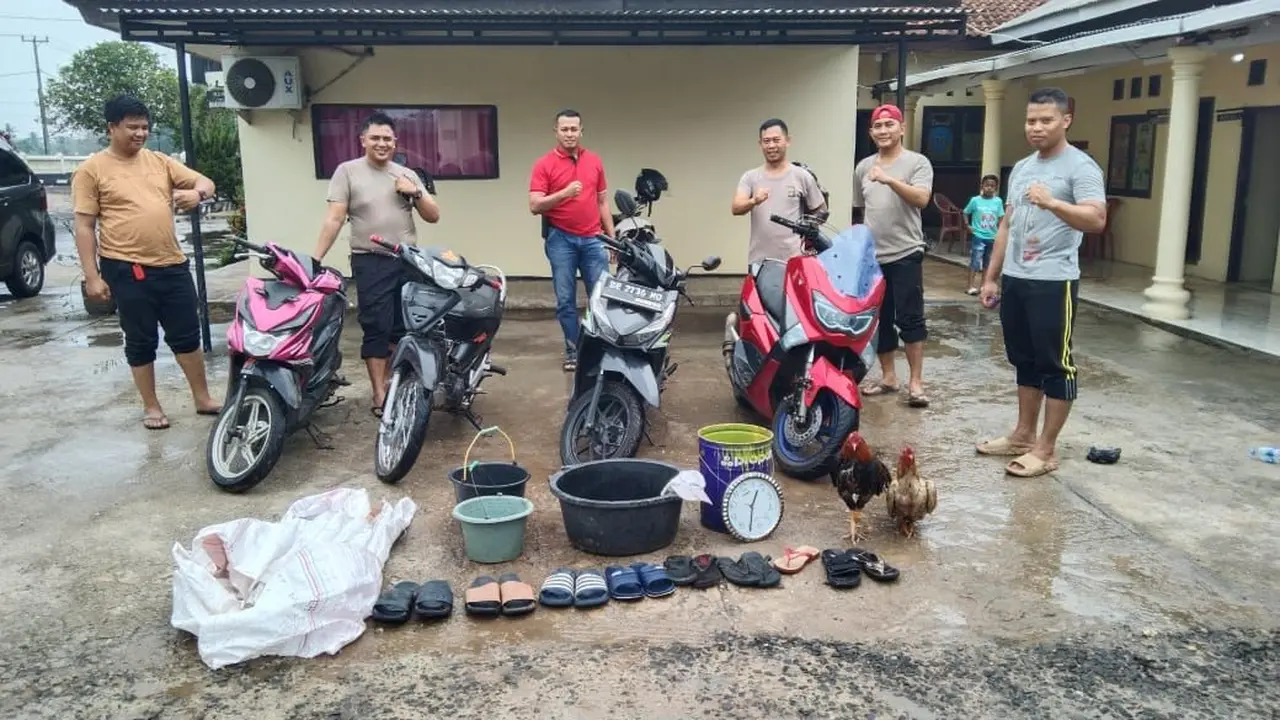 Personel Polsek Batanghari Nuban menunjukkan sejumlah barang bukti hasil penggerebekan judi sabung ayam