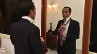 Wajah Serius Jokowi Kala Pasang Dasi