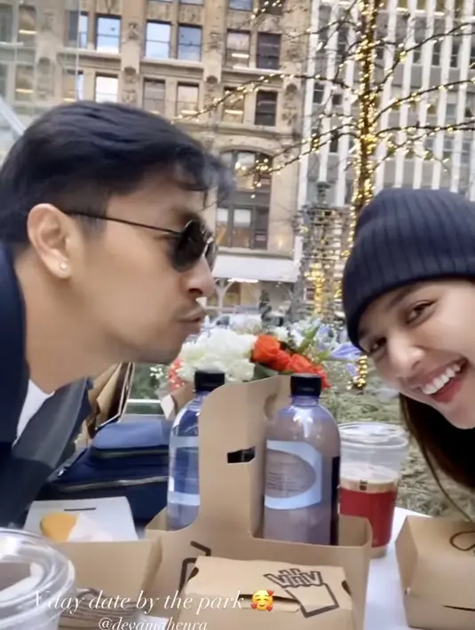 Sementara itu, Deva memakai coat warna hitam dan sunglasses yang menghalau matahari. Terlihat ia mengenakan anting berlian pada telinganya. [@miktambayong]