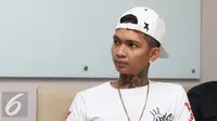 Samuel Alexander Pieter atau yang biasa disapa Young Lex saat menjadi bintang tamu dalam acara Dear Haters di Liputan6.com, Jakarta, Kamis (19/1). (Liputan6.com/Fatkhur Rozaq)