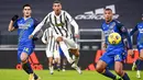 Striker Juventus, Cristiano Ronaldo, mencetak gol ke gawang Udinese pada laga Liga Italia di Stadion Allianz, Turin, Minggu (3/1/2021). Juventus menang dengan skor 4-1. (Marco Alpozzi/LaPresse via AP)