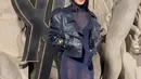 Pose Moon Ga Young saat hadir di acara Paris Fashion Week 2023. Ia memadukan busana transparannya dengan jaket kulit hitam dan merias simpel wajahnya dengan rambutnya terurai. (Instagram/m_kayoung)