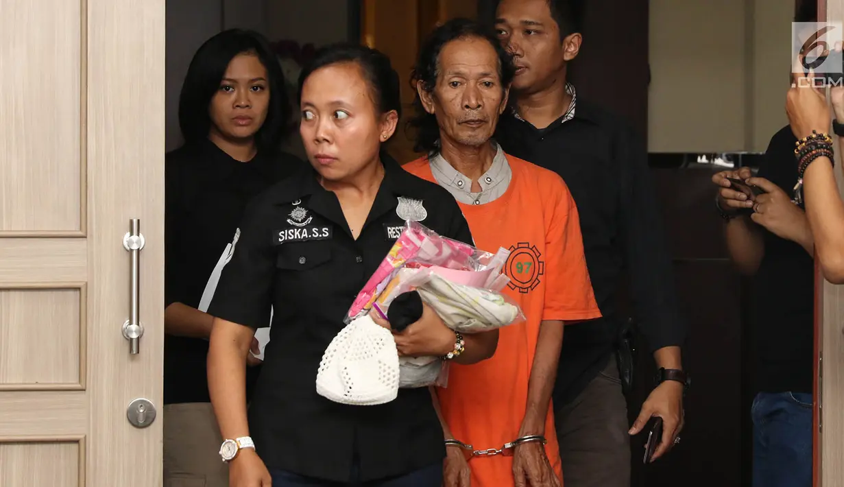 Petugas membawa ZU (60), tersangka pencabulan anak di bawah umur, usai konferensi pers di Polres Jakarta Selatan, Selasa (11/7). Aksi tersebut diakui tersangka sudah dilakukan sebanyak 10 kali terhadap 10 anak yang berbeda (Liputan6.com/Immanuel Antonius)