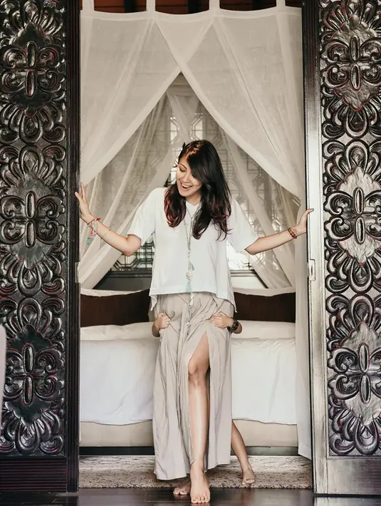 Melalui akun Instagram pribadinya, ia pun memamerkan kehamilannya pada publik. Sama seperti artis lainnya, wanita kelahiran 11 Oktober 1983 ini pun melakukan foto kehamilan. (Foto: instagram.com/mrssharena)