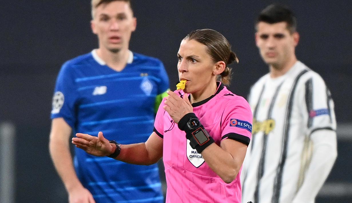 Wanita tersebut adalah Stephanie Frappart. Dia adalah wasit yang memimpin pertandingan Juventus lawan Dynamo Kiev di Stadion Allianz. (Photo by Vincenzo PINTO / AFP)