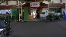 Gerbang sekolah ditutup untuk umum, dan akses masuk dibatasi serta didata ketat oleh petugas. Penjagaan akan terus dilakukan hingga proses penyelidikan selesai dan situasi dinyatakan aman sepenuhnya oleh pihak berwenang. Tampak dalam foto, personel militer berjaga di sebuah sekolah setelah ledakan di Jakarta, Indonesia, pada Minggu, 9 November 2025. (AP Photo/Achmad Ibrahim)