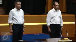 Mantan Menhub Ignasius Jonan dan Menhub Budi Karya Sumadi dalam acara serah terima jabatan (sertijab) Menteri Perhubungan di Gedung Kemenhub, Jakarta, Kamis (28/7). Budi Karya resmi menjadi Menhub menggantikan Ignasius Jonan. (Liputan6.com/Faizal Fanani)