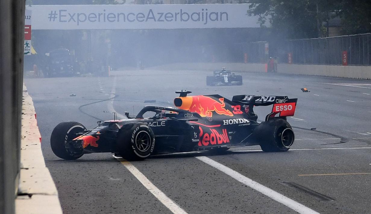 Ketika sedang melaju di trek lurus utama pada lap ke-49, ban mobil Verstappen yang kiri meledak. Akibatnya, mobilnya berputar dan membentuk pagar pembatas lintasan. (Foto: AFP/Natalia Kolesnikova)