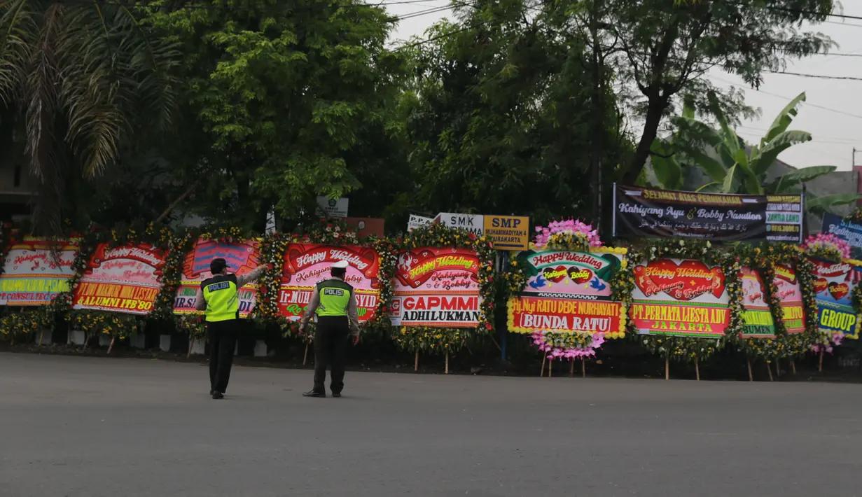 Jejeran karangan bunga juga sudah memenuhi sepanjang jalan dekat kediaman Jokowi dan juga di lokasi pernikahan Kahiyang Ayu dan Bobby Nasution di Gedung Graha Saba Buana, Solo, yang berasal dari berbagai kalangan. (Adrian Putra/Bintang.com)