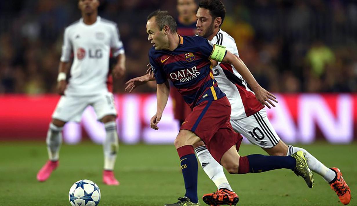 Gelandang Barcelona, Andres Iniesta menggiring bola melewati pemain Leverkusen, Hakan Calhanoglu pada laga Liga Champions di Stadion Camp Nou, Spanyol, Rabu (30/9/2015). (AFP Photo/Lluis Gene)