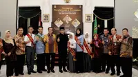 Menteri Hukum dan Hak Asasi Manusia didampingi Gubernur Jawa Barat saat mengukuhkan FPSH HAM tahun 2018 di Gedung Sate, Bandung.