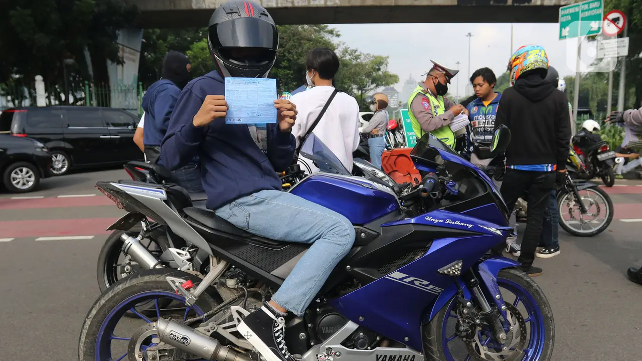 Razia Motor Berknalpot Bising di Kawasan Monas