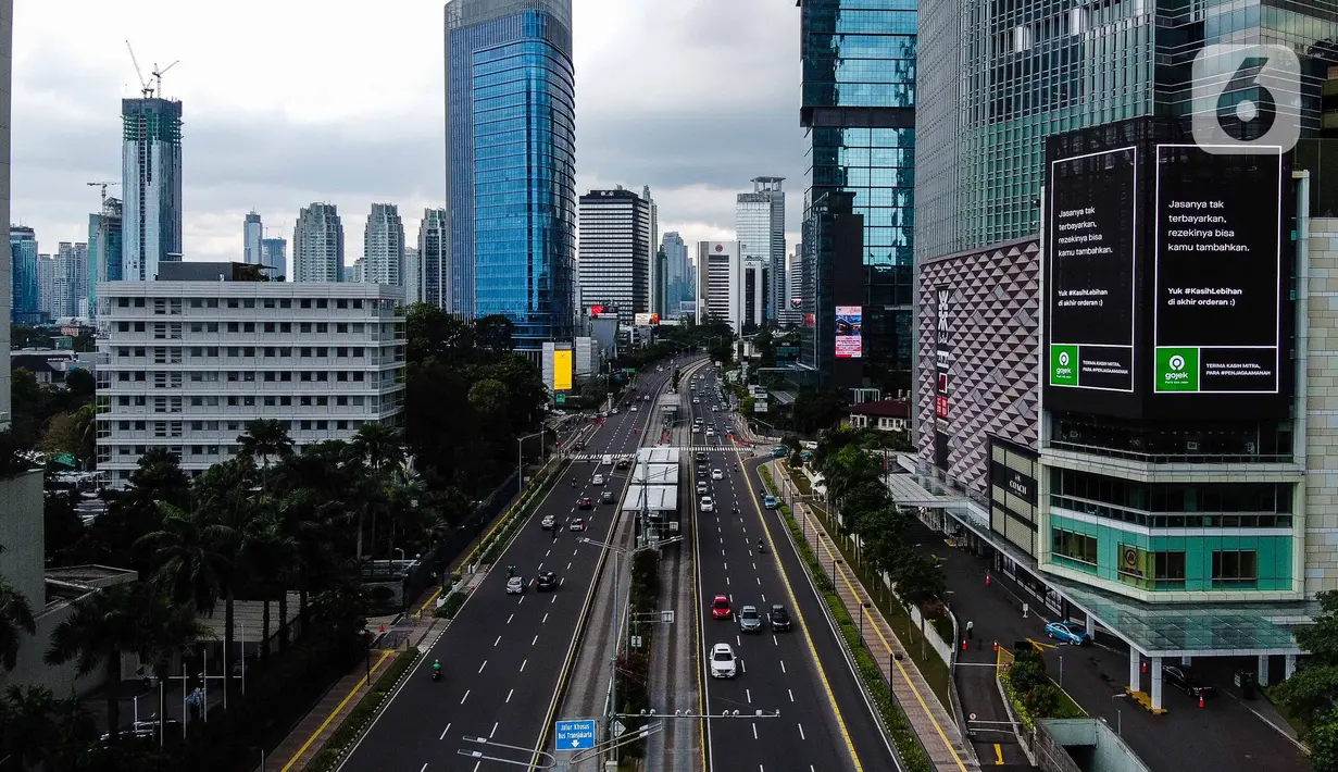 Foto udara arus lalu lintas kendaraan di jalan Thamrin, Jakarta, Selasa (7/4/2020). Volume kendaraan yang melintas di DKI Jakarta meningkat pada Senin (5/4/2020) setelah 18 hari penerapan work from home atau kerja dari rumah untuk mencegah penyebaran virus corona. (Liputan6.com/Faizal Fanani)