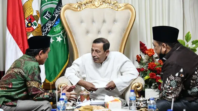 Anggota Komisi VII DPR RI Ridwan Hisjam didampingi Kepala BPH Migas M. Fanshurullah Asa mengunjungi kediaman Habib Muhammad Luthfi Bin Yahya, di Pekalongan, Jawa Tengah (25/09/2020)