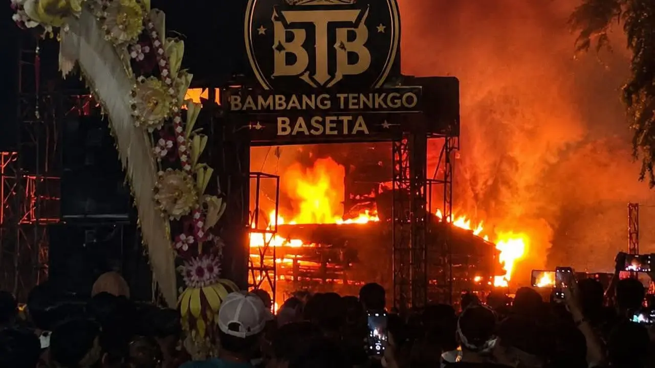 Truk pengangkut sound horeg di Pati terbakar. (Liputan6.com/Arief pramono)
