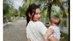 Indah Permatasari menikmati momen liburan keluarga ke Wakatobi. Indah jalan-jalan ke Wakatobi dalam rangka sekalian ke kampung halaman suami, Arie Kriting di Baubau. Di sana, Indah menikmati suasana Wakatobi dengan menggendong sang buah hati. (Liputan6.com/IG/indahpermatas)