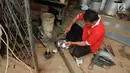 Pekerja menggarap pembuatan kubah masjid di salah satu rumah industri plat, di kawasan Kalimalang, Bekasi, Kamis (1/6). Kubah masjid ini dijual mulai Rp500 ribu hingga Rp400 juta. (Liputan6.com/Gempur M Surya)