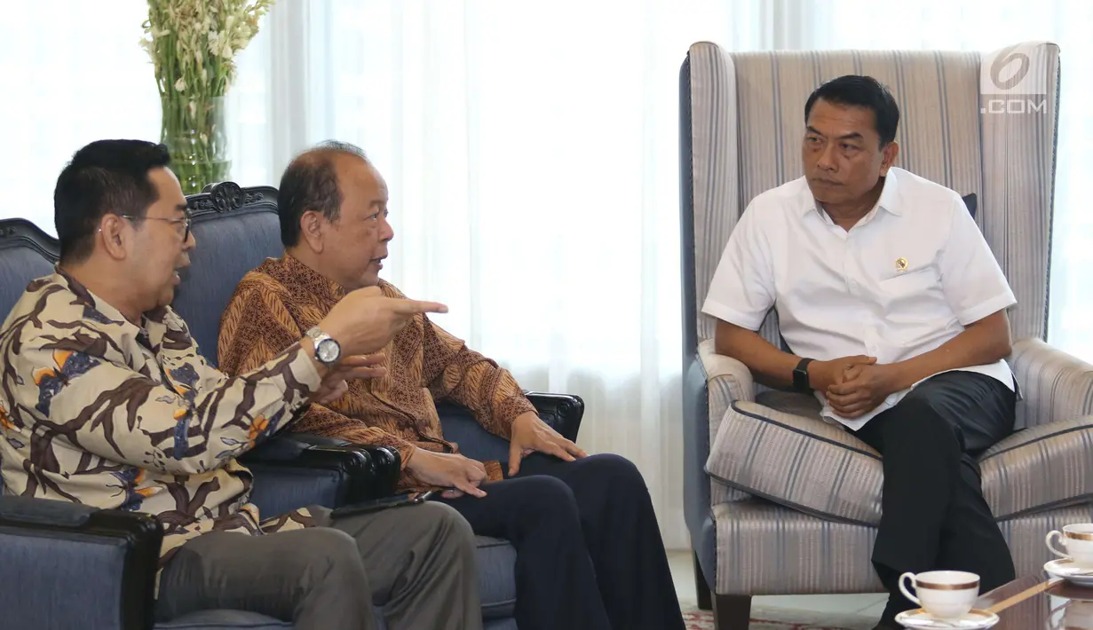 Kepala Staf Kepresidenan Jenderal (Purn) Moeldoko (kanan) berbincang dengan Corporate Secretary SCM Gilang Iskandar (kiri), Pemimpin Redaksi Liputan6.com Mohamad Teguh saat audensi di komplek Istana, Jakarta, Kamis (22/3). (Liputan6.com/Angga Yuniar)