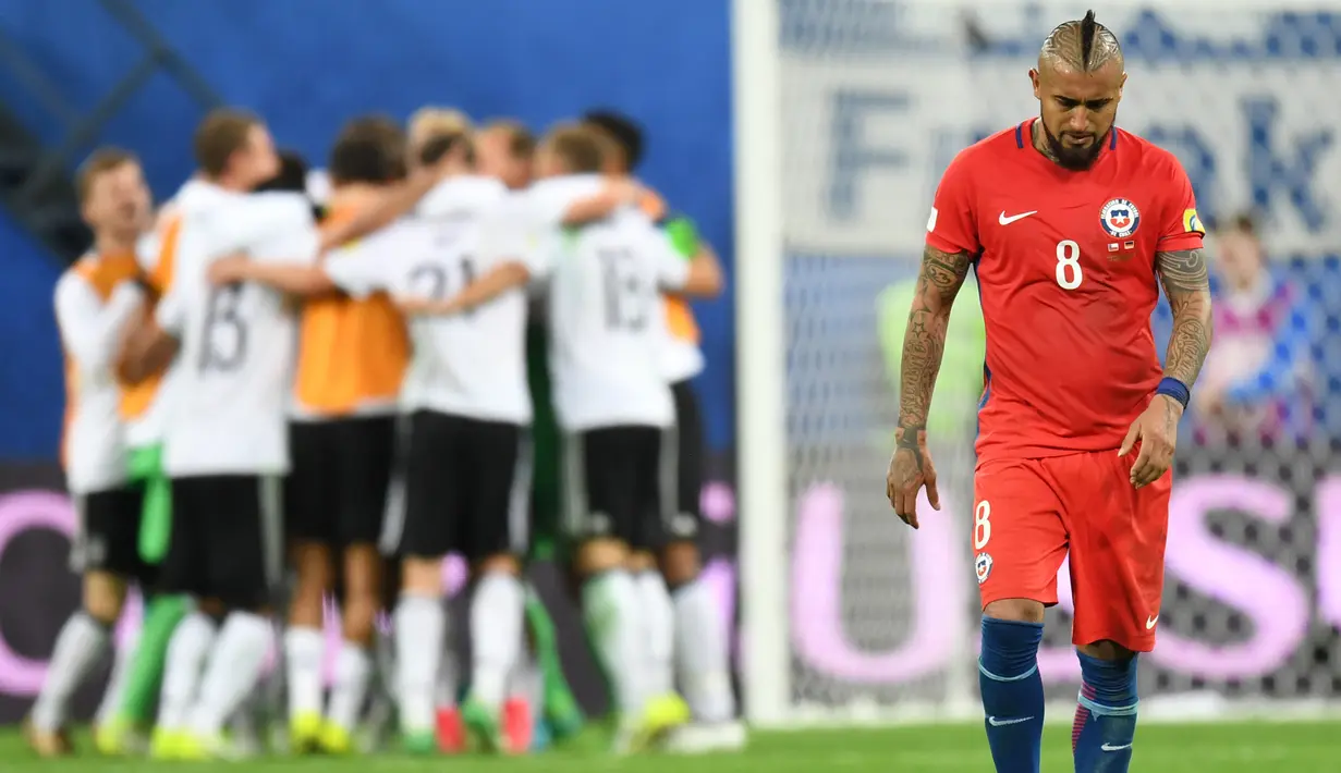 Gelandang Cile, Arturo Vidal, tampak kecewa usai gagal merebut Piala Konfederasi 2017 di Stadion Saint Petersburg, Rusia, Minggu (3/7/2017). Jerman menang 1-0 atas Cile. (EPA/Georgi Licovski)
