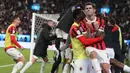 Sejumlah pemain AC Milan merayakan kemenangan atas Inter Milan pada laga final Piala Super Italia 2024/2025 yang berlangsung di Al-Awwal Park, Riyadh, Arab Saudi, Senin (06/01/2025) waktu setempat. (AFP/Fayez Nureldine)