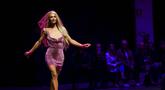 Paris Hilton tampil di fashion show Versace musim semi/panas 2022. (AP Photo/Alberto Pezzali)