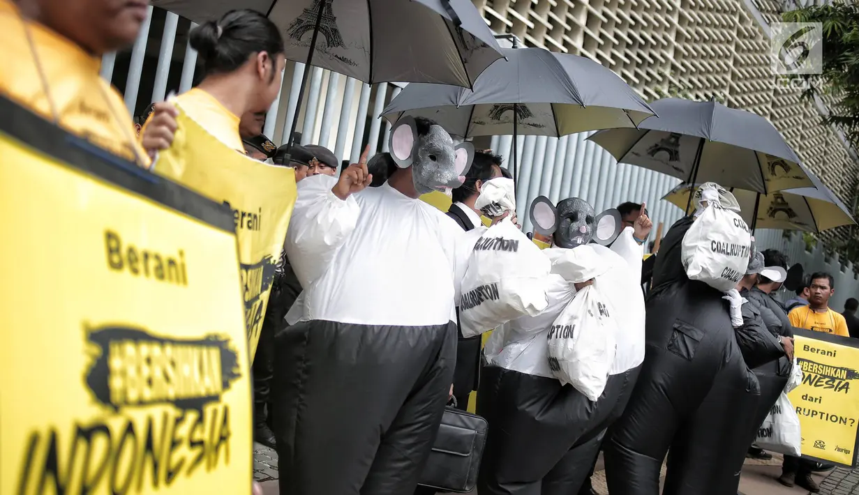 Massa yang tergabung dalam koalisi #BersihkanIndonesia menggelar aksi teatrikal di depan Gedung Bawaslu, Jakarta, Selasa (15/1). Massa aksi terdiri dari aktivis Greenpeace, Auriga, JATAM dan ICW. (Liputan6.com/Faizal Fanani)