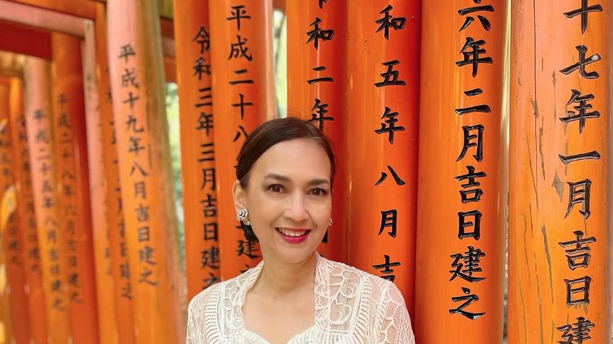 Bukan Kimono, Potret Ira Wibowo Pakai Kebaya dan Kain Batik Motif ‘Geisha’ saat Liburan di Kyoto