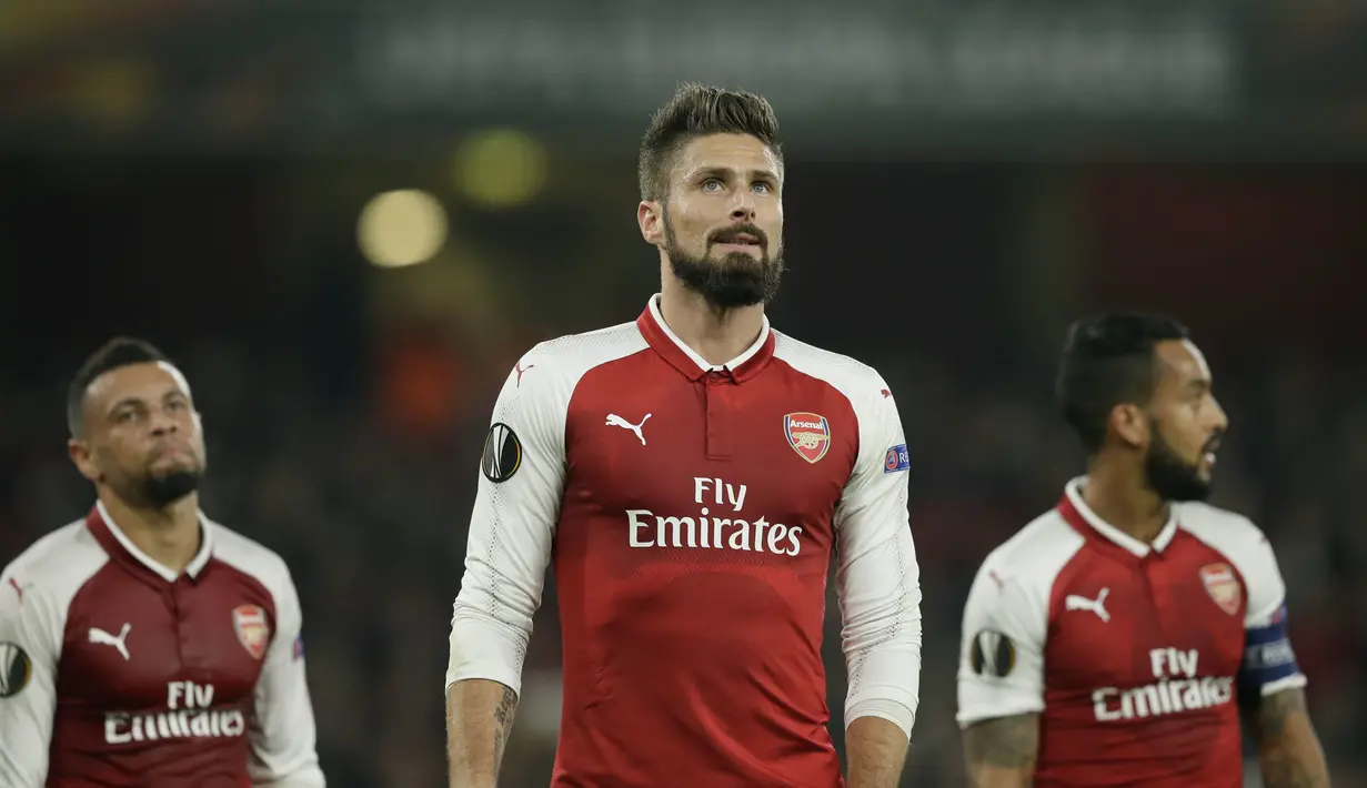 Striker Arsenal, Olivier Giroud, tampak kecewa usai ditahan imbang Crvena Zvezda pada laga Liga Europa di Stadion Emirates, London, Kamis (2/11/2017). Kedua klub bermain imbang 0-0. (AP/Tim Ireland)