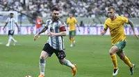 Bintang Timnas Argentina, Lionel Messi, saat menghadapi Australia dalam laga FIFA Matchday di Worker's Stadium, Beijing, Kamis (15/6/2023). Lionel Messi mencetak satu gol dalam laga ini. (WANG ZHAO / AFP)