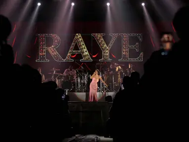 Penampilan penyanyi Raye pada acara Jakarta International BNI Java Jazz Festival (JJF) 2025 di JIExpo, Kemayoran, Jakarta, Minggu (1/6/2025). (Liputan6.com/Herman Zakharia)