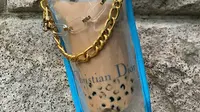 Tas keluaran Dior dipakai untuk bawa minuman boba. (dok. Instagram @dimda_/https://www.instagram.com/p/CDeOnwelTE0/)
