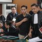 Terdakwa kasus dugaan pembunuhan berencana terhadap Brigadir Nofriansyah Yosua Hutabarat, Richard Eliezer (kedua kanan) usai menjalani sidang lanjutan di Pengadilan Negeri Jakarta Selatan, Rabu (7/12/2022). Ferdy Sambo menjadi saksi untuk terdakwa Richard Eliezer, Ricky Rizal dan Kuat Ma'ruf di persidangan perkara pembunuhan berencana Brigadir J. (Liputan6.com/Faizal Fanani)
