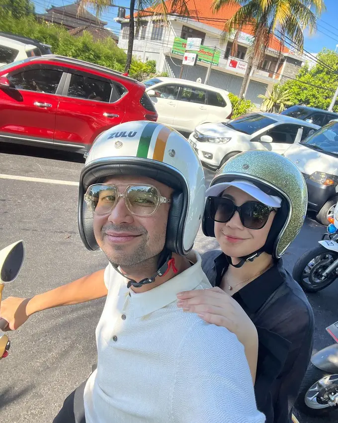 10 Potret Raffi Ahmad Bonceng Nagita Slavina Naik Vespa Dior Gayanya