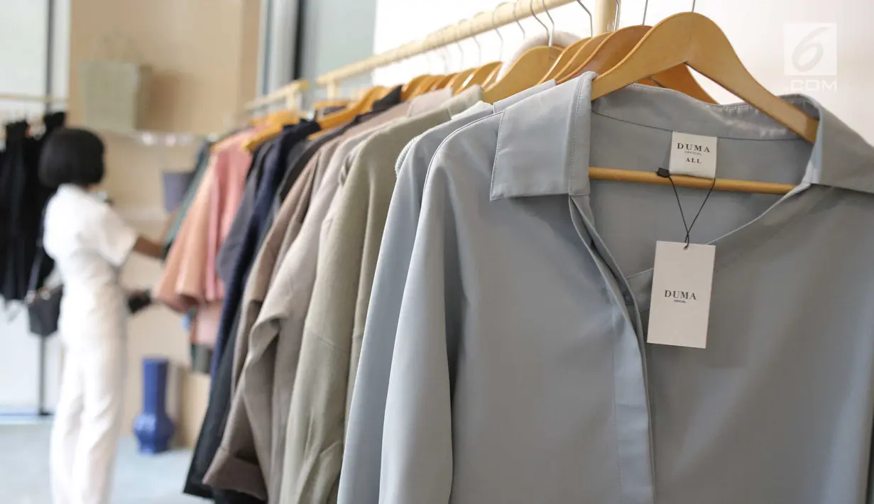 Sejumlah koleksi terbaru pada pembukaan flagship store pertama DUMA Official di kawasan Senopati, Jakarta, Sabtu (28/7). Flagship store menawarkan tiga section area yang terdiri dari front, main area, dan cafe. (Liputan6.com/Faizal Fanani)