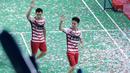 Kevin Sanjaya/Marcus Gideon merayakan kemenangan atas pasangan Jepang, Takuto Inoue/Yuki Kaneko pada final Indonesia Open 2018 di Istora Senayan, Jakarta, (8/6/2018). Tontowi/Liliyana menang 21-17, 21-8. (Bola.com/Nick Hanoatubun)