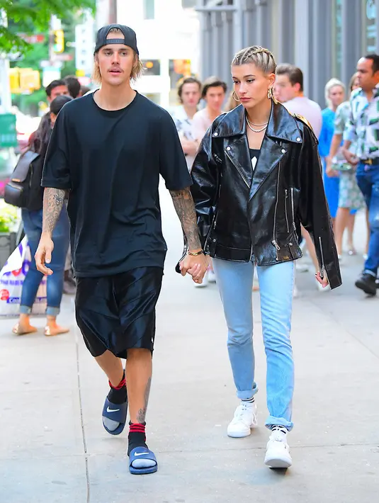 Hailey kini bahagia karena Justin Bieber tak henti membuat dirinya merasa nyaman. (Splashnews/HollywoodLife)