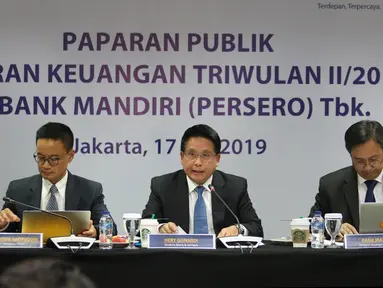 Direktur Bisnis dan Jaringan Hery Gunardi (tengah) saat memaparkan kinerja Bank Mandiri triwulan II-2019 di Jakarta, Rabu (17/7/2019). Pada paruh pertama 2019, Mandiri membukukan laba bersih konsolidasi Rp13,5 triliun, naik 11,1% yoy. (Liputan6.com/Angga Yuniar)