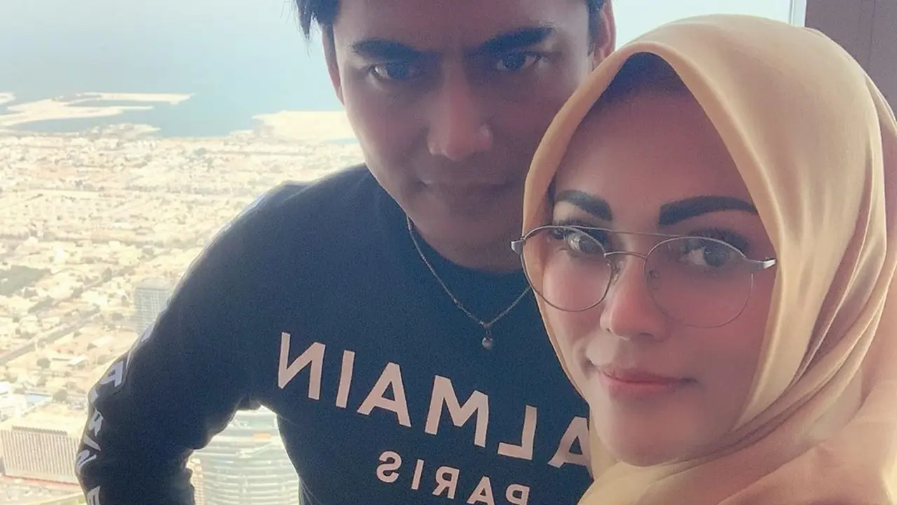 6 Potret Mesra Charly Van Houten dan Istri, Sudah 15 Tahun Menikah