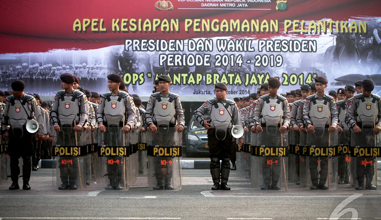 Sejumlah anggota kepolisian mengikuti apel kesiapan pengamanan menjelang pelantikan presiden dan wakil presiden di Lapangan Ditlantas Polda Metro Jaya, Jakarta, Kamis (16/10/2014) (Liputan6.com/Faizal Fanani)