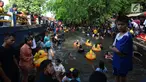 Warga bermain air di wisata alam Mata Air Sodong di Desa Ligar Mukti, Klapanunggal, Kabupaten Bogor, Jawa Barat, Minggu (9/6). Destinasi wisata alam pemandian Mata Air Sodong banyak dikunjungi warga Jabodetabek saat libur murah meriah lebaran. (merdeka.com/Imam Buhori)