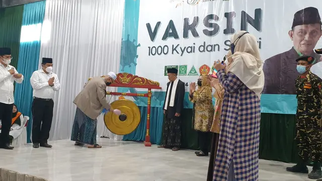 Ketua Rais Aam PBNU K.H. Miftachul Akhyar tengah menabuh goong tanda dimulainya program vaksin 1000 kiai dan santri di Pesantren Nurul Huda, Cisurupan, Garut, Jawa Barat.