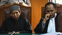 Terdakwa Oman Rochman alias Aman Abdurrahman (kiri) menjalani persidangan lanjutan di Pengadilan Negeri Jakarta Selatan, Selasa (27/3). Aman diadili terkait kasus ledakan bom di Jalan Thamrin. (Liputan6.com/Faizal Fanani)