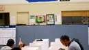 Pemilih memberikan suaranya di sekolah dasar Dalton yang dijadikan lokasi tempat pemungutan suara (TPS) pemilihan presiden Amerika Serikat (Pilpres AS) di Chicago, Illinois, Selasa (8/11). (REUTERS/Jim Young)