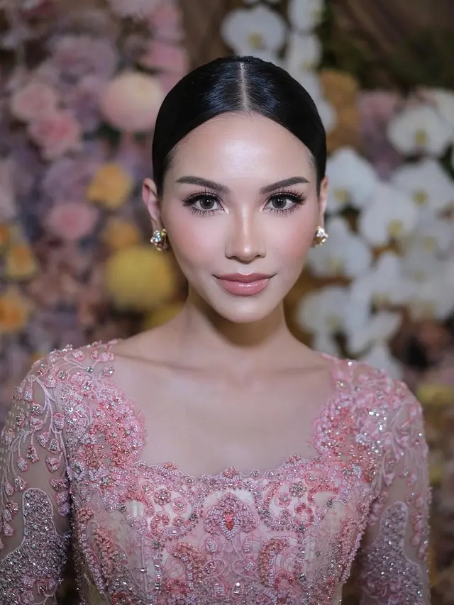 6 Pesona Alyssa Daguise Berkebaya Pink dan Batik Hijau di Siraman, Kombinasi Memukau