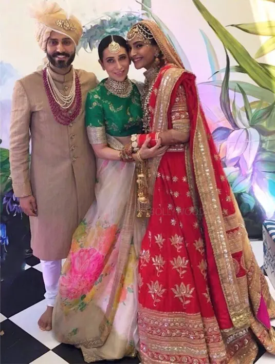 Pernikahan Sonam Kapoor dan Anand Ahuja dilangsungkan di rumah tante Sonam yang berada di Mumbai India. Pernikahan ini sendiri dilangsungkan dengan adat tradisional Sikh. (Foto: instagram.com/instantbollywood)