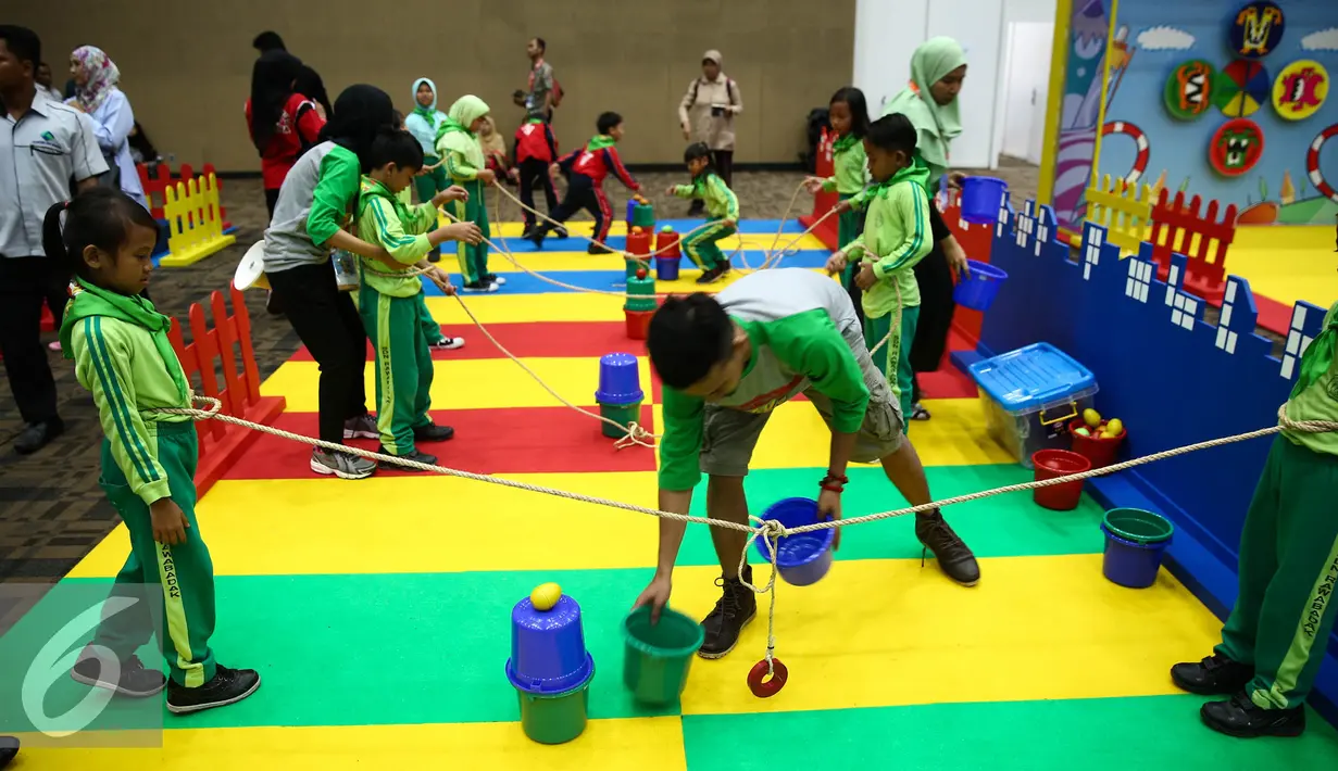 Sejumlah anak melakukan permainan di Festival Anak Jujur 2016 di area Ecovention, Jakarta, Rabu (31/8). Anak-anak yang berusia 5-12 tahun itu mengikuti Festival Anak Jujur  yang digelar KPK dari 31 Agustus dan 1 Juli. (Liputan6.com/Faizal Fanani)