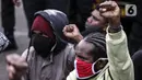 Masyarakat Papua mengenakan masker saat memperingati Operasi Trikora 19 Desember 1961 di Patung Kuda, Jakarta, Sabtu (19/12/2020). Dalam aksinya, massa menuntut 15 isu besar. (Liputan6.com/Johan Tallo)