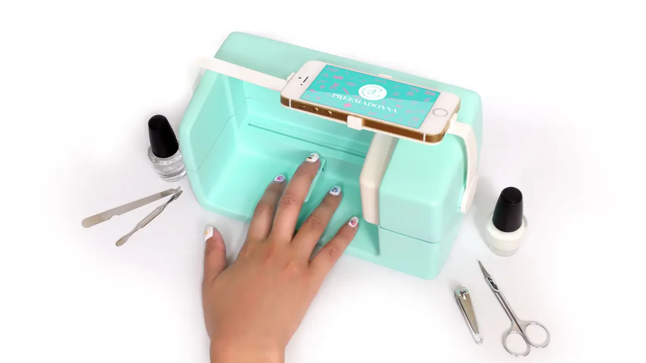 Unik! Robot Ini Bisa Cetak Nail Art Emoji di Kuku Kamu
