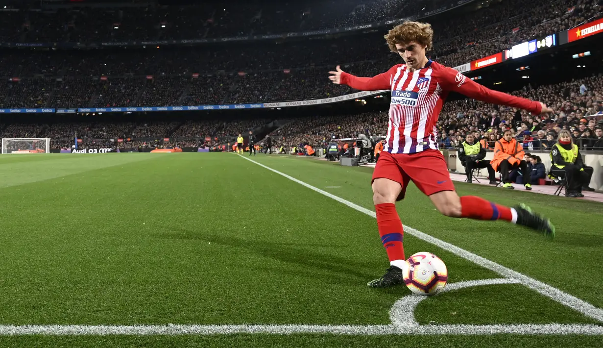 Klausul pelepasan Antoine Griezmann  bersama Barcelona mencapai angka 800 juta euro. (Photo by LLUIS GENE / AFP)