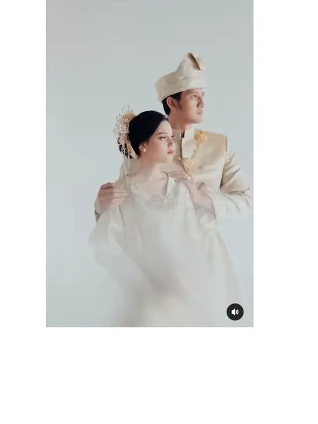 5 Potret Prewedding Aditya Zoni dan Yasmine Ow dengan Busana Adat, Memesona